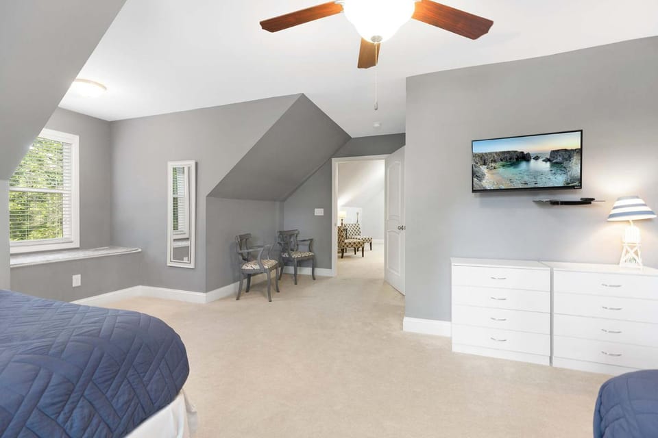 Lakefront Manor with Beach, Gameroom, Sauna, Theatre House in Lake Norman