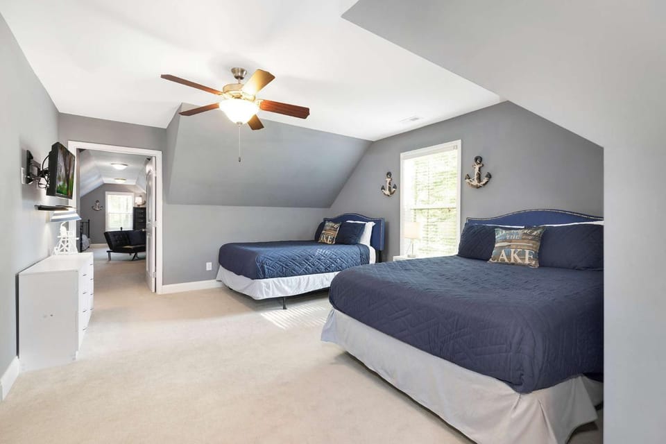Lakefront Manor with Beach, Gameroom, Sauna, Theatre House in Lake Norman