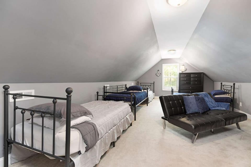 Lakefront Manor with Beach, Gameroom, Sauna, Theatre House in Lake Norman