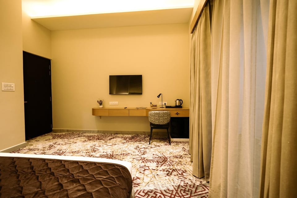 Bed, TV and multimedia, Photo of the whole room, Bedroom