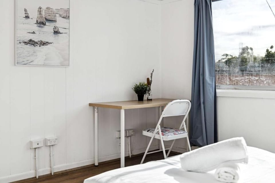 Peaceful Double Room Near Parks & Transit - Shared Bathroom and Kitchen Bed and Breakfast in Sydney