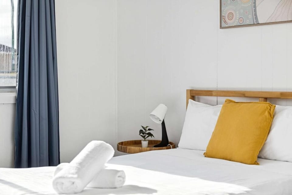 Peaceful Double Room Near Parks & Transit - Shared Bathroom and Kitchen Bed and Breakfast in Sydney