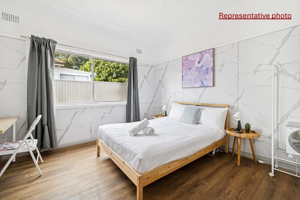 Peaceful Double Room Near Parks & Transit - Shared Bathroom and Kitchen Bed and Breakfast in Sydney