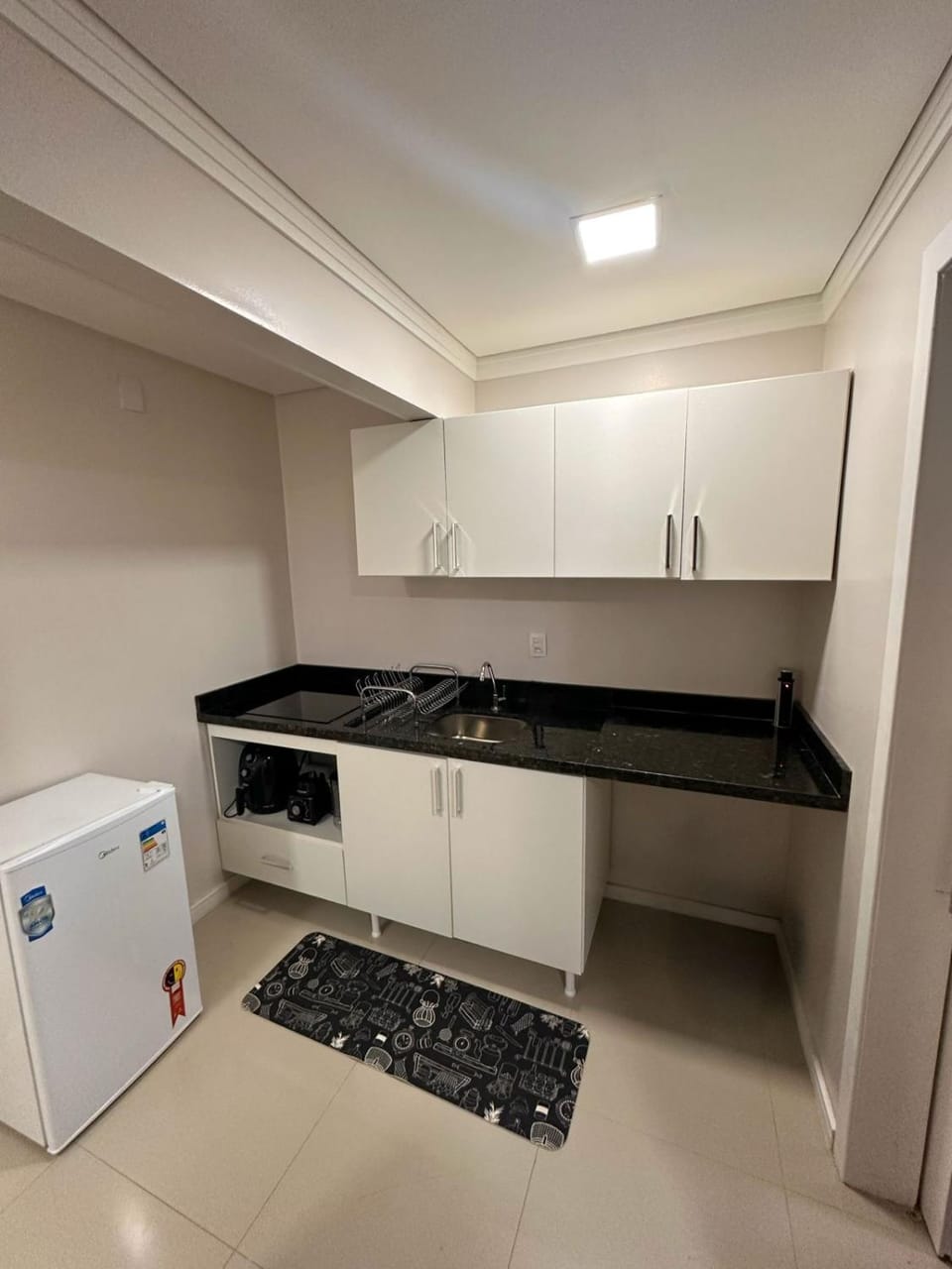 Kitchen or kitchenette, minibar, stove