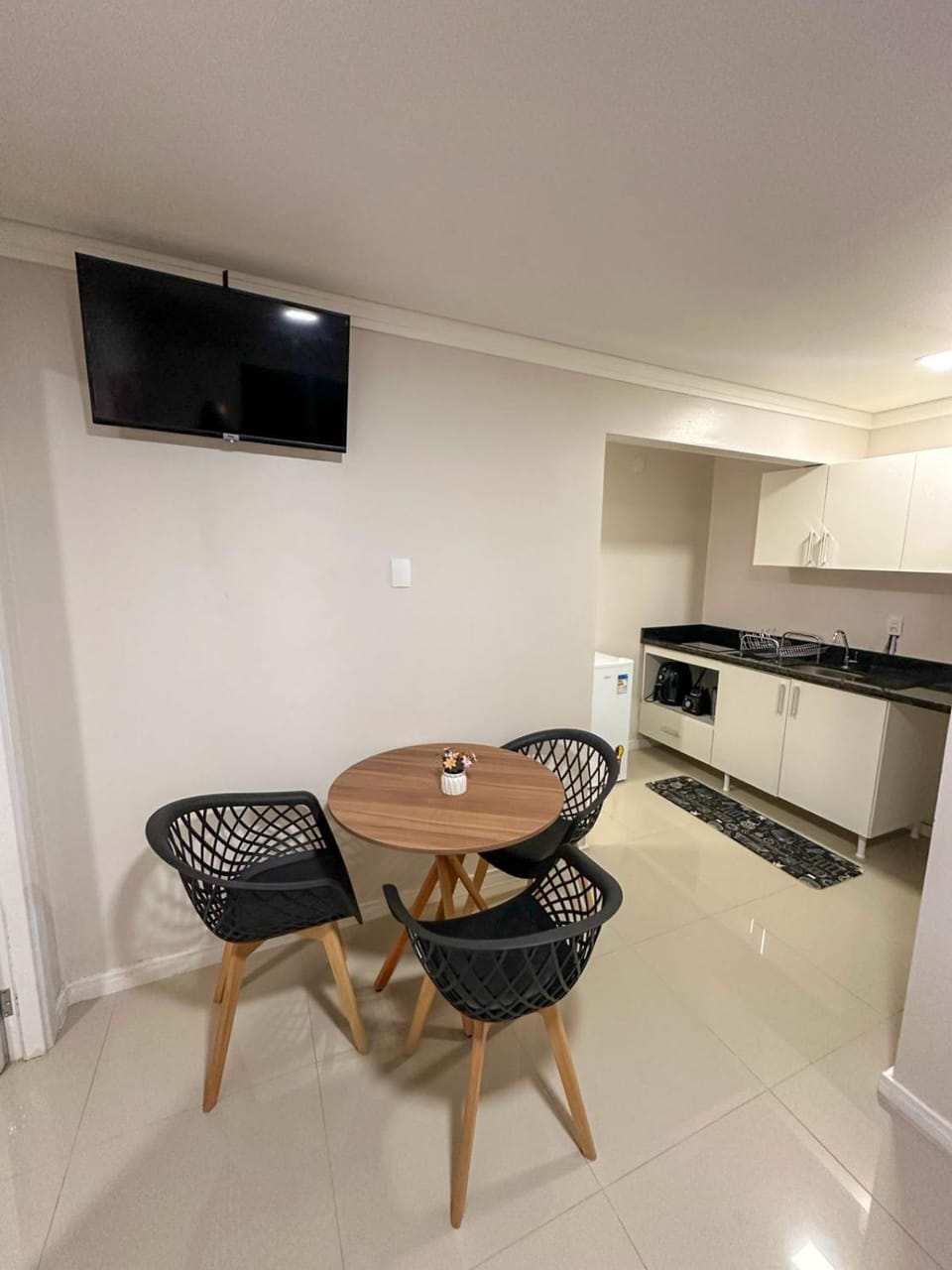minibar, oven