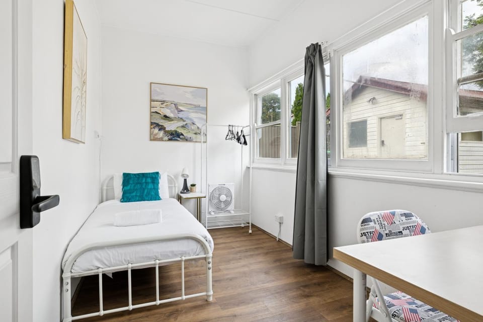 Peaceful Single Room Near Parks & Transit - Shared Bathroom and Kitchen Bed and Breakfast in Sydney