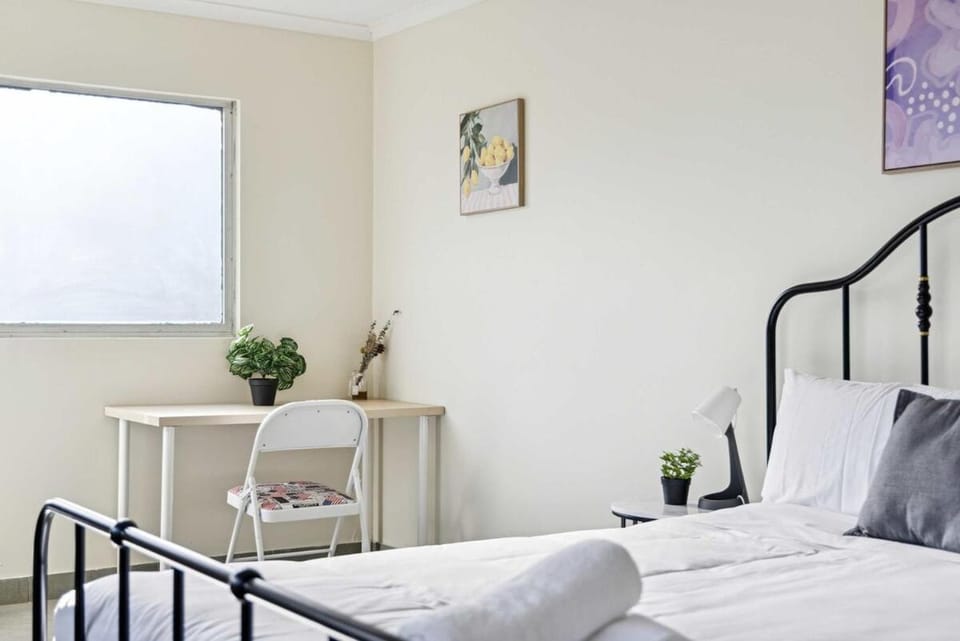 Peaceful Courtyard Double Room Near Transit - Shared Bathroom and Kitchen Bed and Breakfast in Sydney