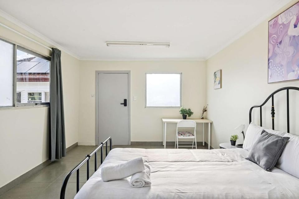 Peaceful Courtyard Double Room Near Transit - Shared Bathroom and Kitchen Bed and Breakfast in Sydney