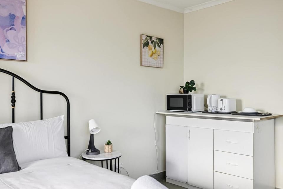 Peaceful Courtyard Double Room Near Transit - Shared Bathroom and Kitchen Bed and Breakfast in Sydney