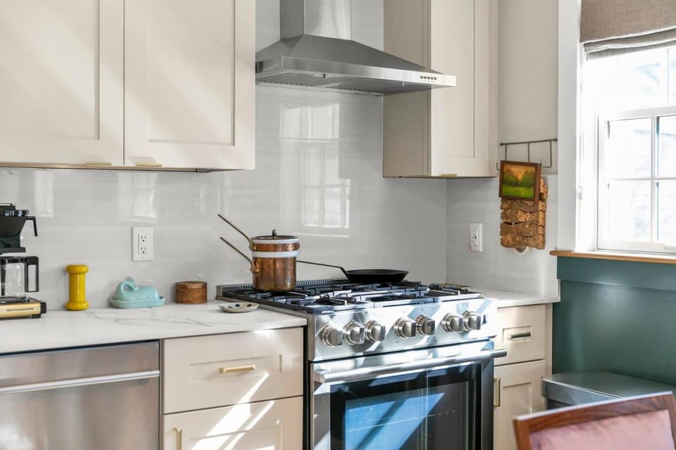 Modern Design - Walk to Galleries + Beach + Dining House in Provincetown