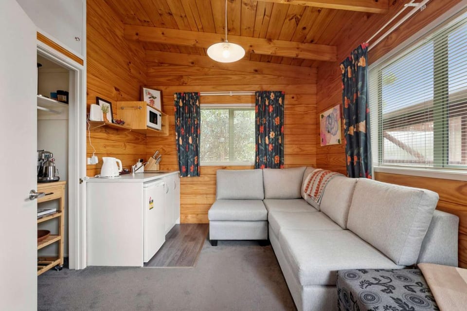 Cedar View - Close to Skyline & Zorb with Spa Pool Apartment in Rotorua