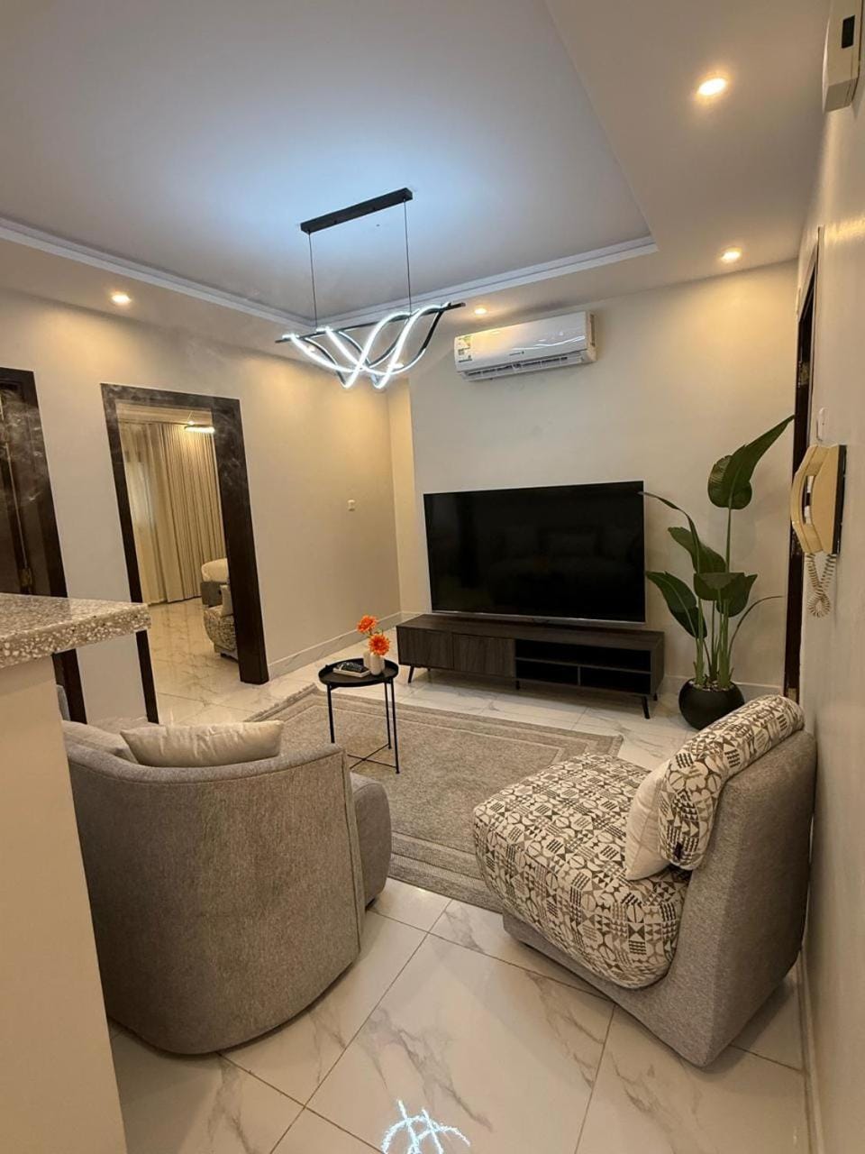Communal lounge/ TV room, TV and multimedia, Living room, Seating area, Evening entertainment, air conditioner
