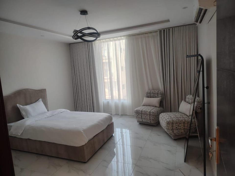 Bed, Photo of the whole room, Seating area, Bedroom