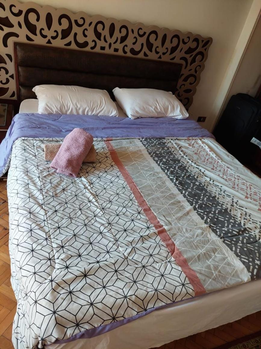 Cozy Queen bed room in zamalek with garden view and balcony Bed and Breakfast in Cairo