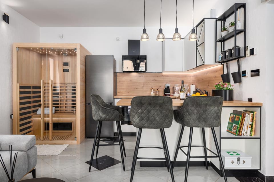 Kitchen or kitchenette, Food and drinks, Seating area, Dining area, Drinks