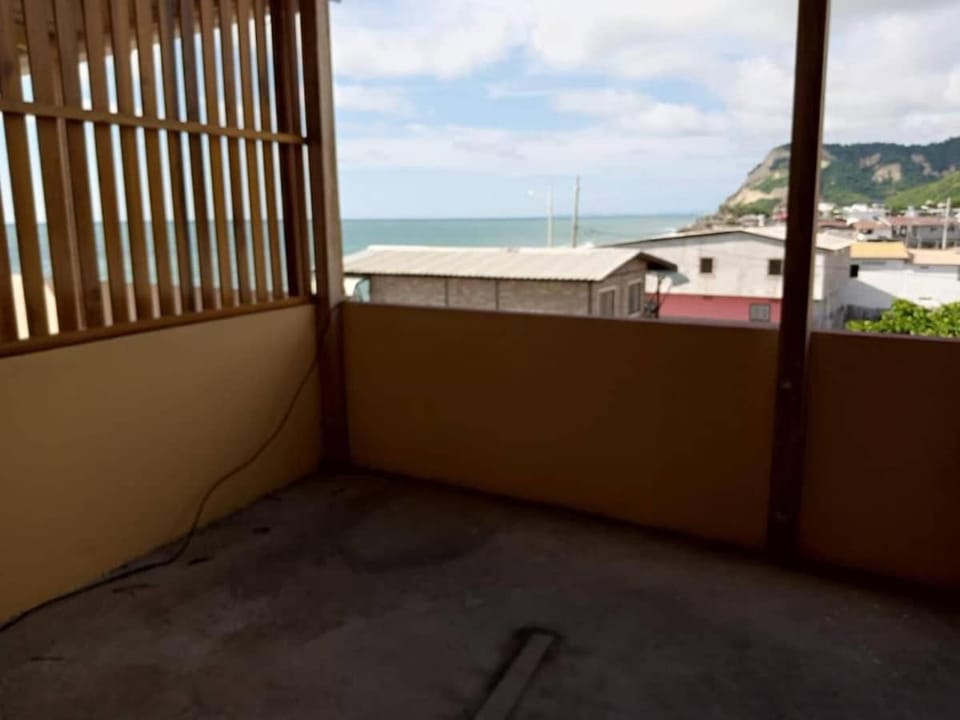 Casa de Playa con Terraza - San Clemente House in Manabí Province