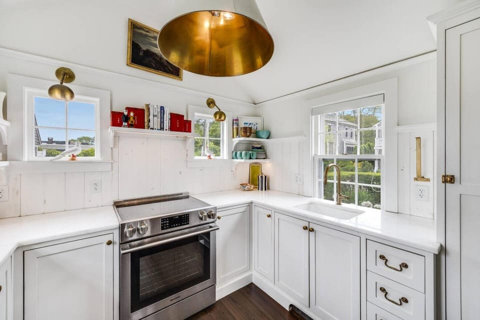 *NEW* Classic Beach Cottage, Parking, West End House in Provincetown