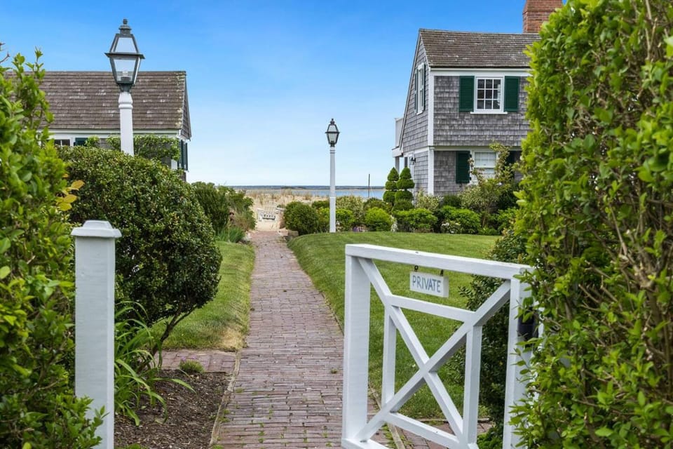 *NEW* Classic Beach Cottage, Parking, West End House in Provincetown