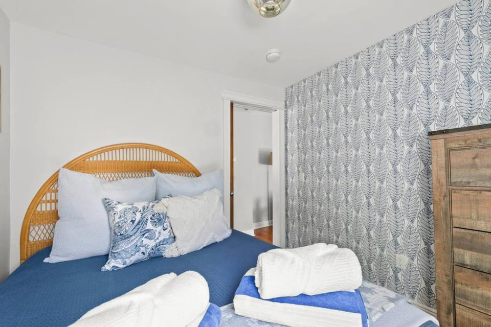 Bright and Modern Condo w/ Patio, Parking, AC Apartment in Provincetown