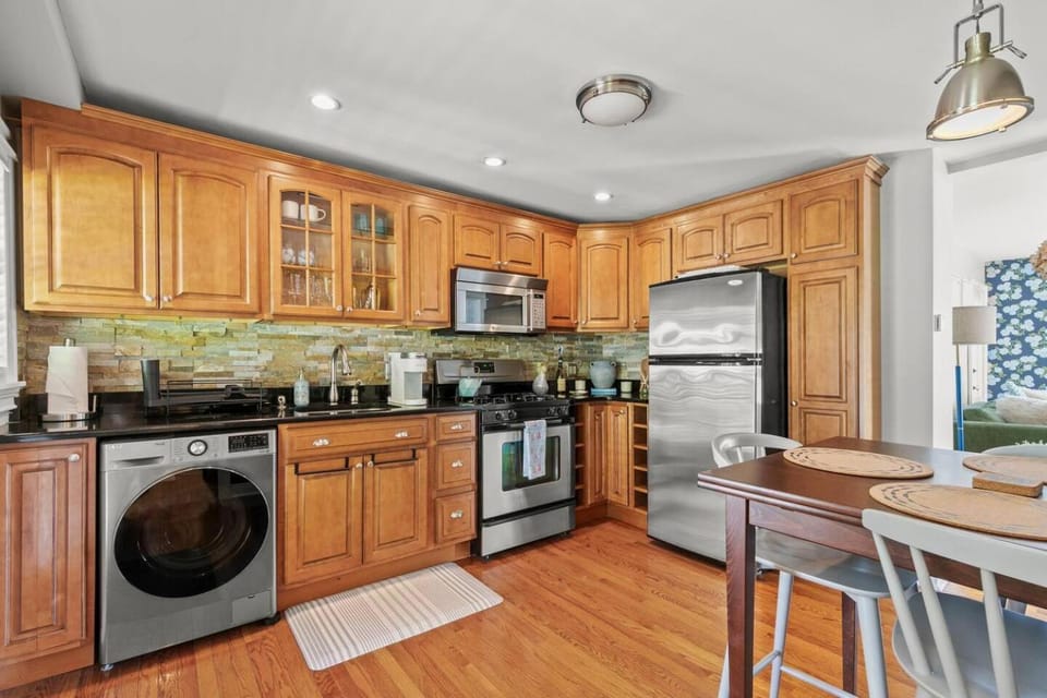Bright and Modern Condo w/ Patio, Parking, AC Apartment in Provincetown