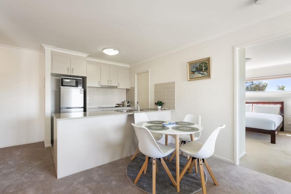 Relaxed 2BR 2BTH Apartment with Balcony & Parking Apartment in Canberra
