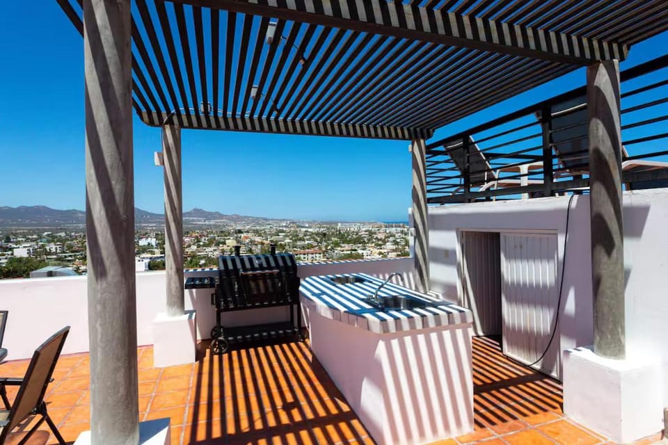 Day, BBQ facilities, Balcony/Terrace, Seating area, Dining area, City view, Mountain view, Sea view