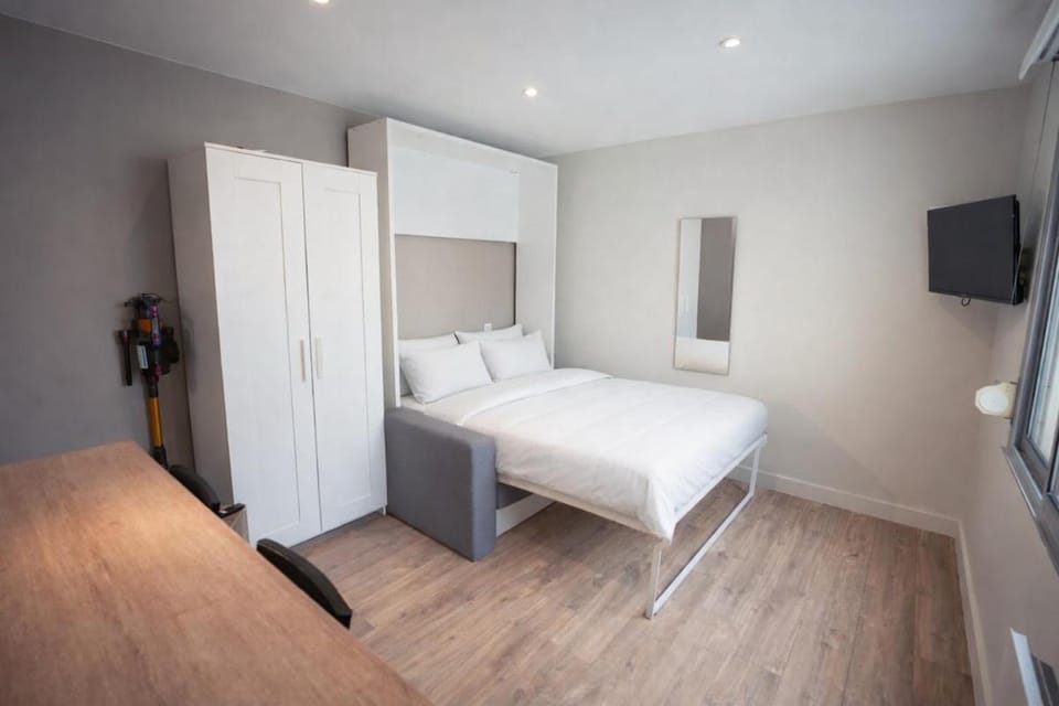 Bed, TV and multimedia, Photo of the whole room, Bedroom, wardrobe