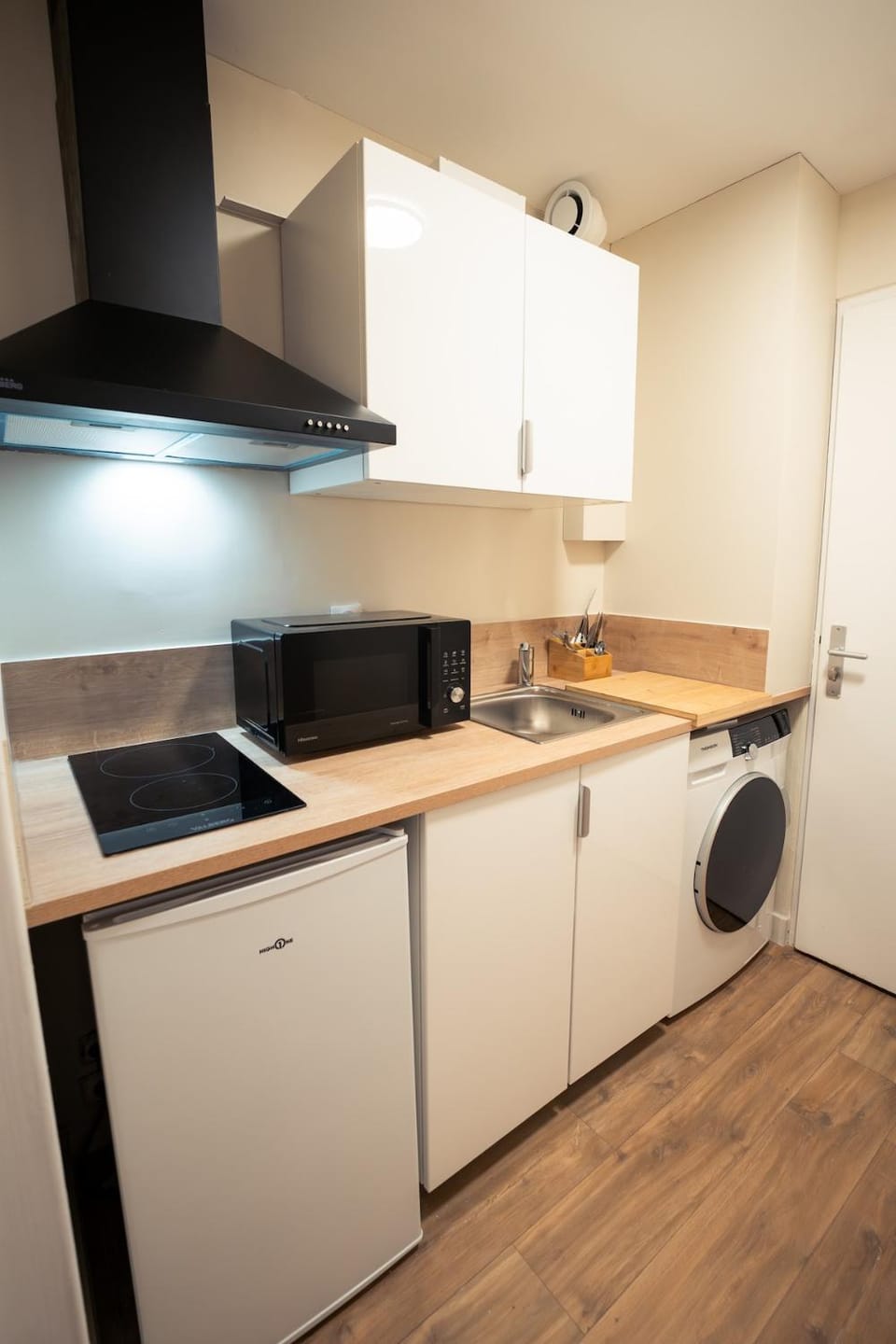 Kitchen or kitchenette, pet friendly, stove, washing machine, dryer