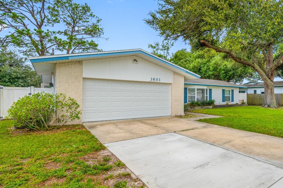 Lovely 3BR 2Bath Fenced Yard Walk to Eagle Lake Park House in Largo