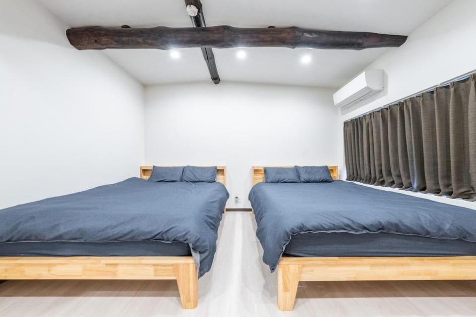 東順 天下茶屋 木の温もりを感じる 4つのベッド 広々クローゼット トイレ2つ 駅徒歩5分 Villa in Osaka