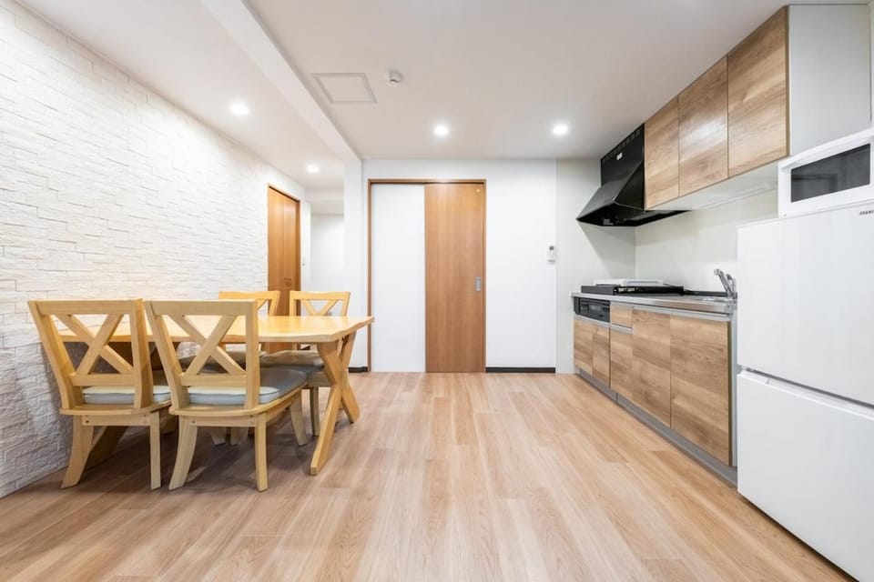 東順 天下茶屋 木の温もりを感じる 4つのベッド 広々クローゼット トイレ2つ 駅徒歩5分 Villa in Osaka