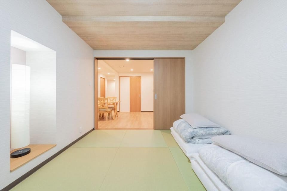 東順 天下茶屋 木の温もりを感じる 4つのベッド 広々クローゼット トイレ2つ 駅徒歩5分 Villa in Osaka