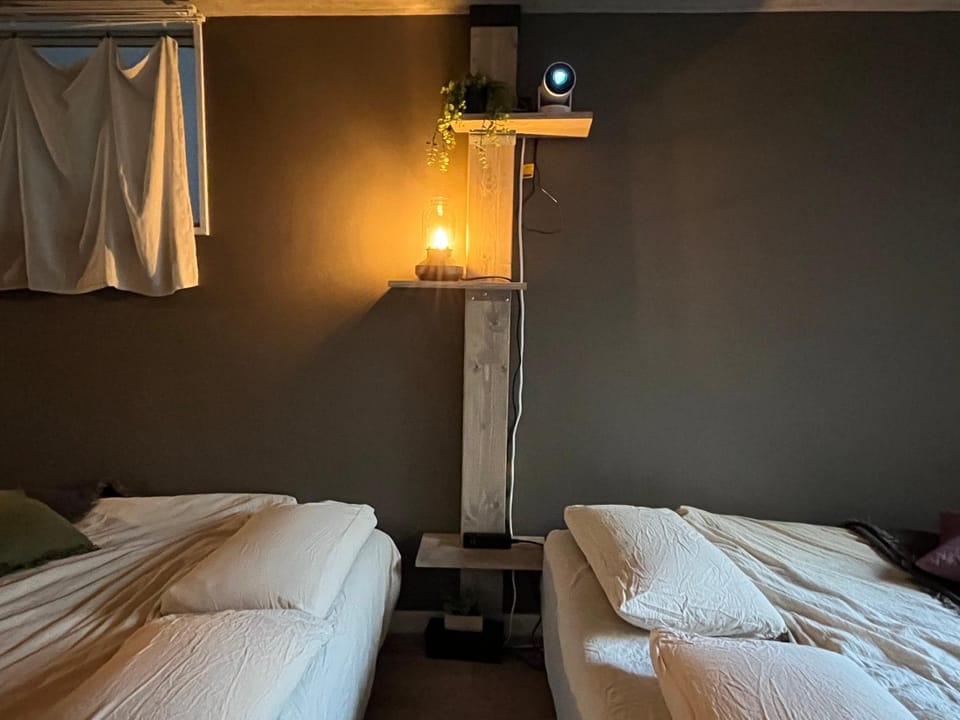 Bed, TV and multimedia, Bedroom