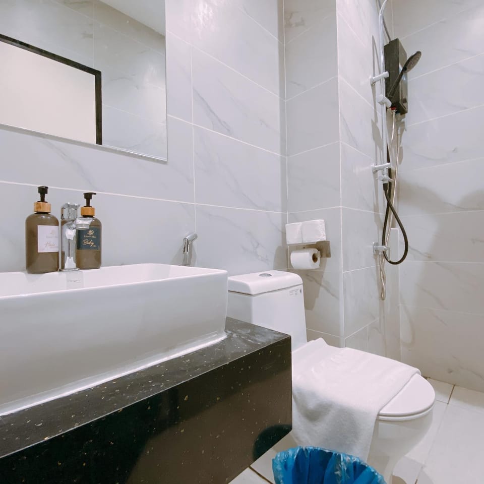Shower, Toilet, Bathroom, towels