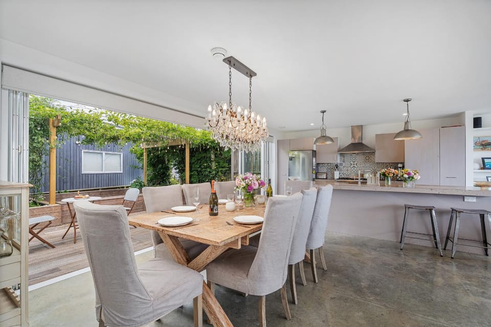 Kitchen or kitchenette, Seating area, Dining area