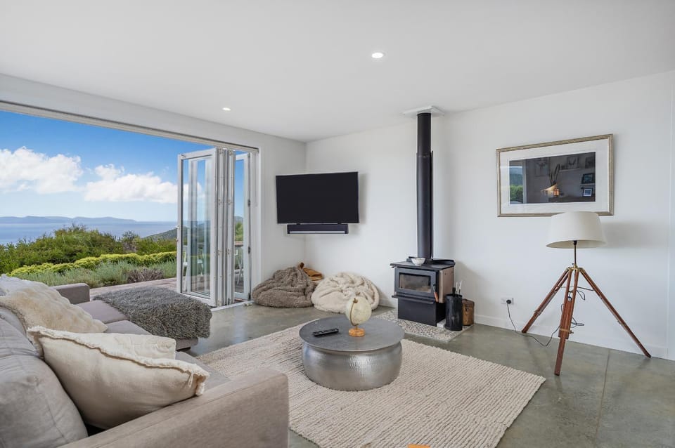 Communal lounge/ TV room, Natural landscape, TV and multimedia, Living room, Seating area, Mountain view
