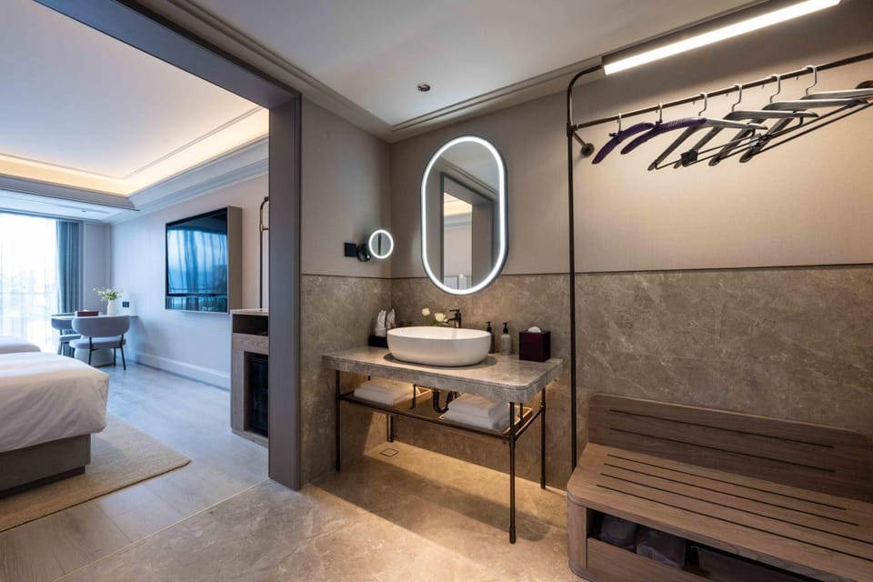 Photo of the whole room, towels