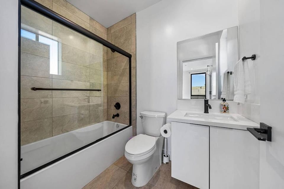 2BR 2BA Villa in Melrose with Free Parking Villa in West Hollywood