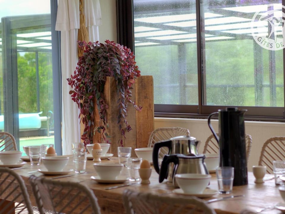 Gîtes spacieux avec piscine privative, sauna, animaux acceptés et parking, jusqu'à 18 personnes - FR-1-496-382 House in Auvergne-Rhône-Alpes
