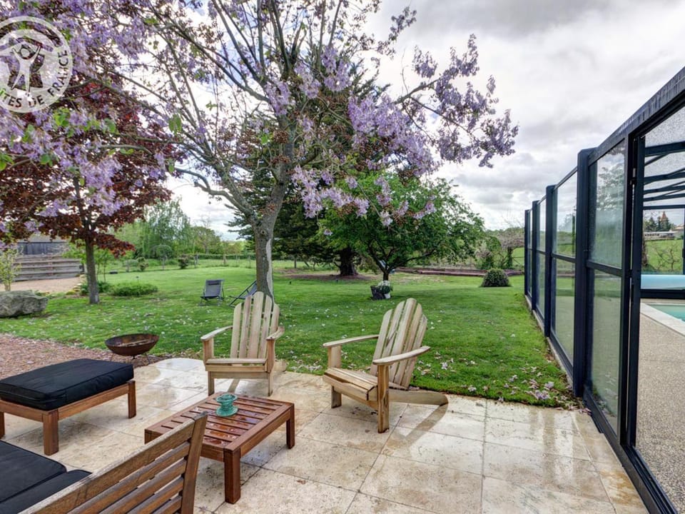 Gîtes spacieux avec piscine privative, sauna, animaux acceptés et parking, jusqu'à 18 personnes - FR-1-496-382 House in Bourgogne-Franche-Comté