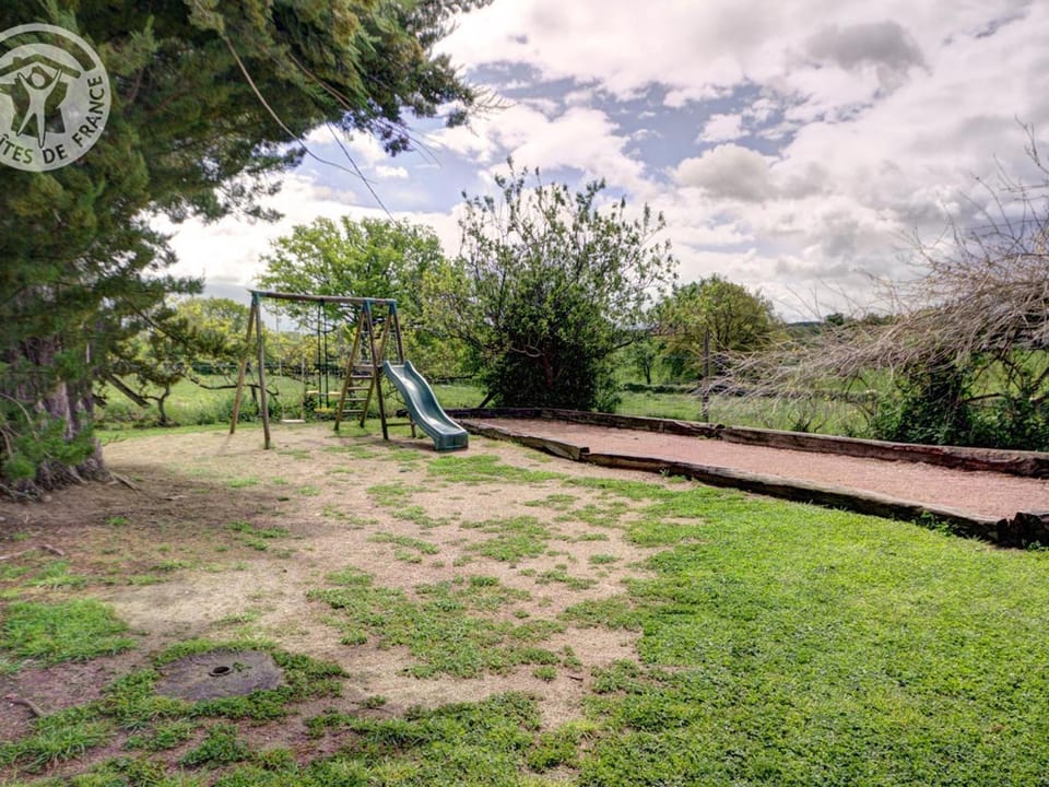 Gîtes spacieux avec piscine privative, sauna, animaux acceptés et parking, jusqu'à 18 personnes - FR-1-496-382 House in Bourgogne-Franche-Comté