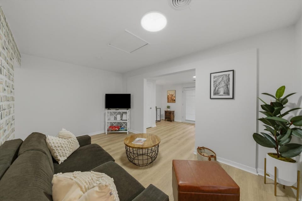 TV and multimedia, Living room, Evening entertainment