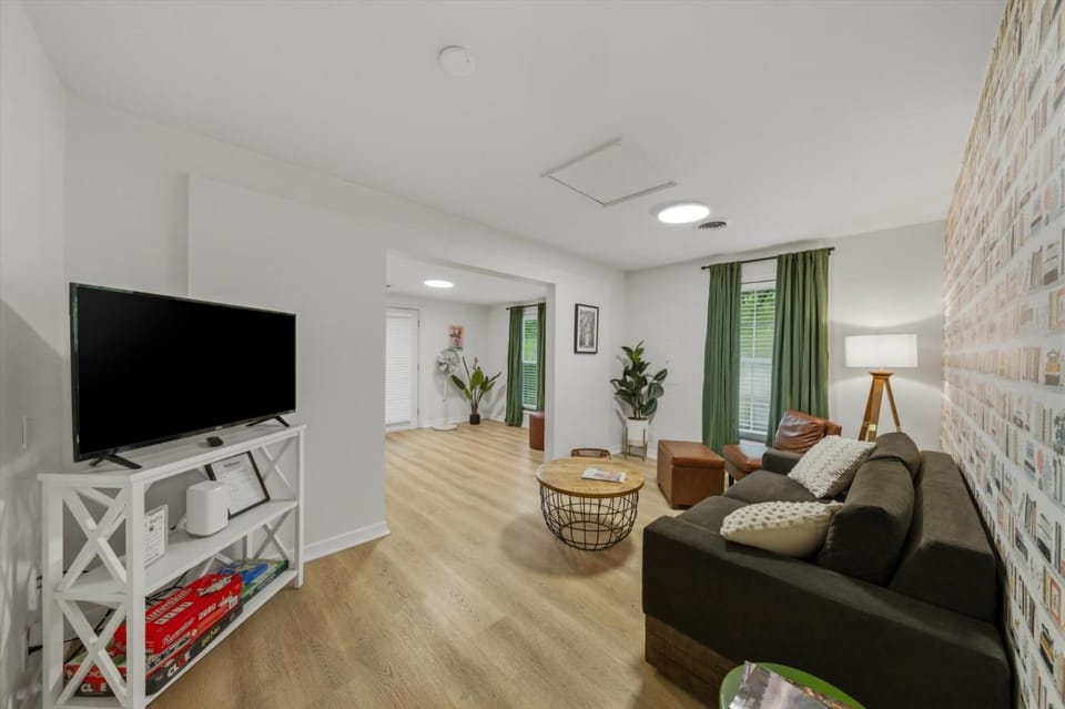 TV and multimedia, Living room, Evening entertainment
