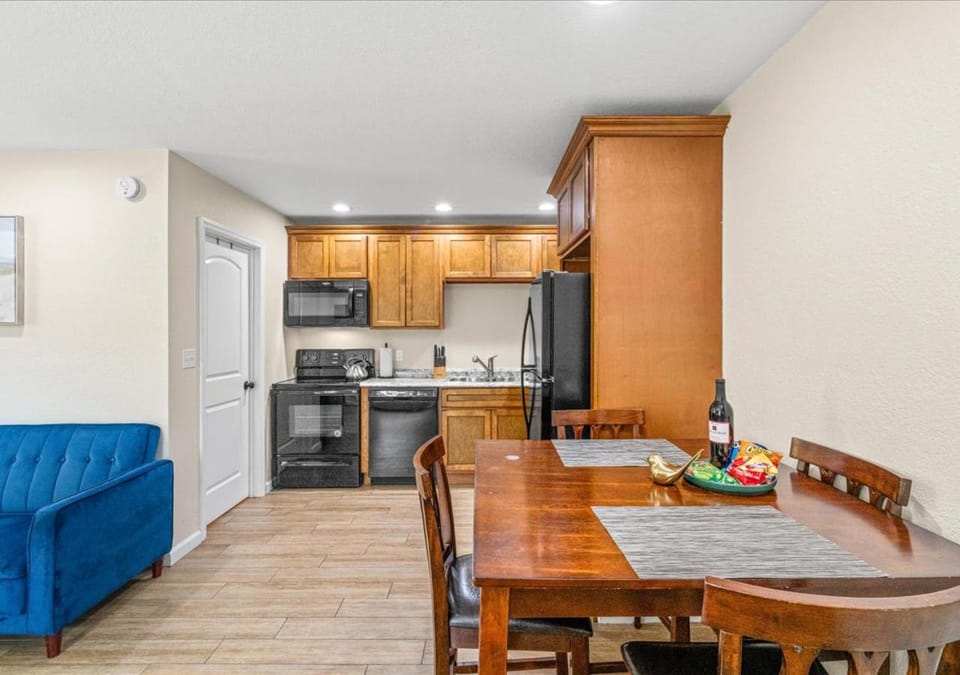 Kitchen or kitchenette, Dining area, dishwasher, oven, stove