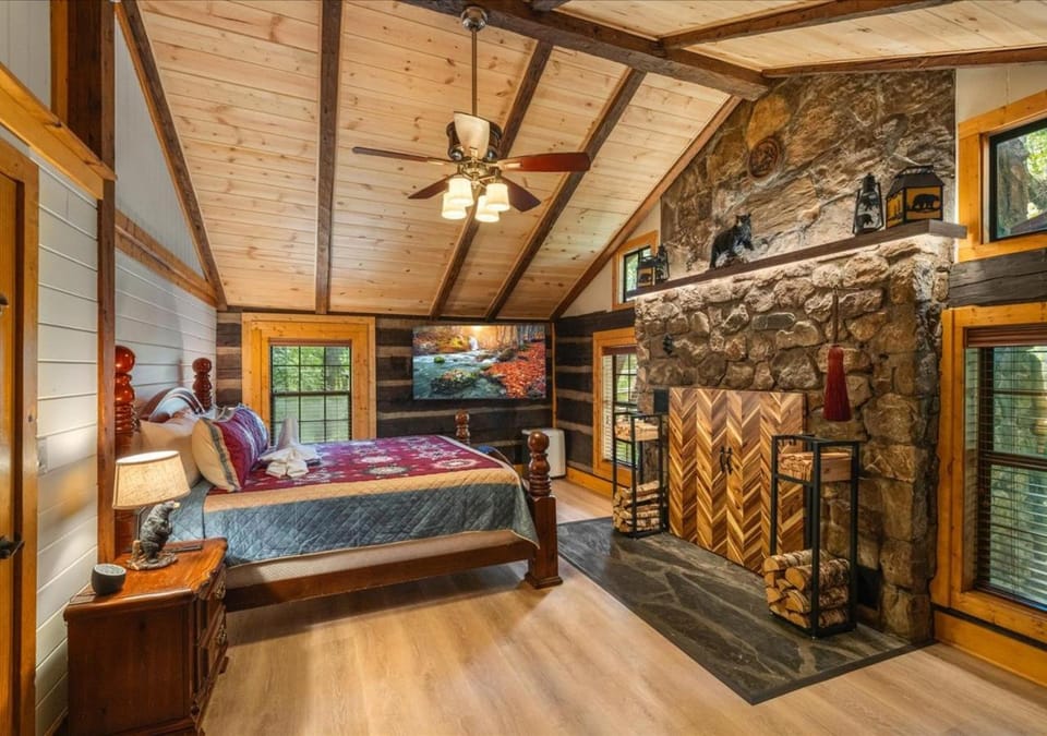 Bed, TV and multimedia, Bedroom