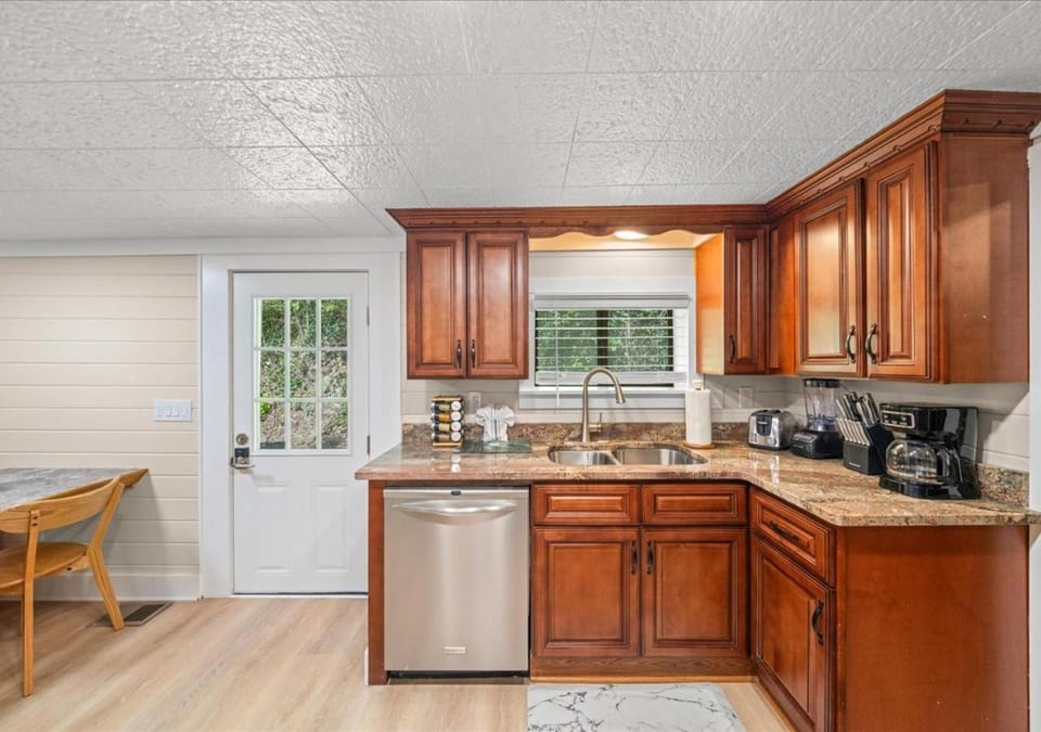 Coffee/tea facilities, Kitchen or kitchenette, Dining area, dishwasher, toaster