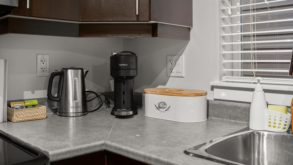 Parkdale Suites Apartment in Langford