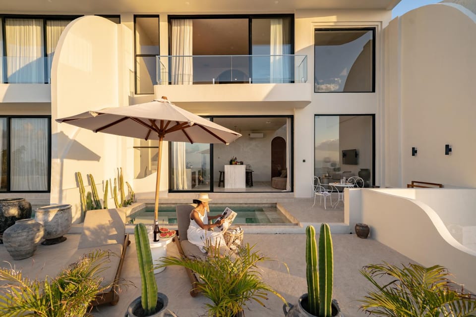 Property building, Balcony/Terrace, Swimming pool, sunbed