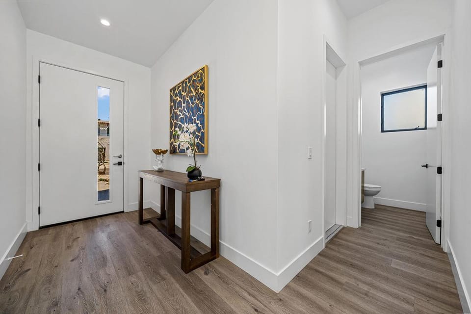 7 BR double house with parking and a backyard in LA Villa in West Hollywood