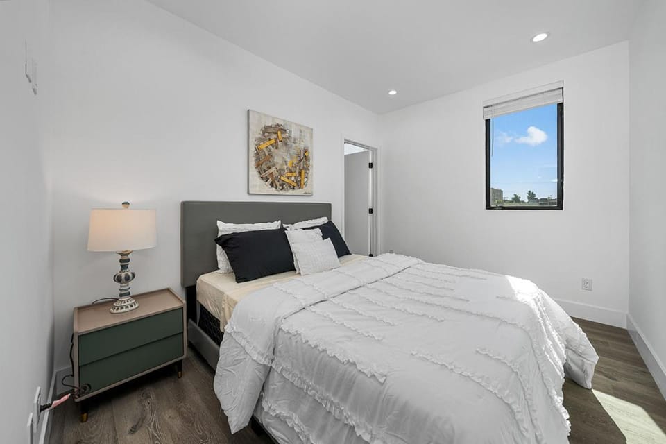 7 BR double house with parking and a backyard in LA Villa in West Hollywood